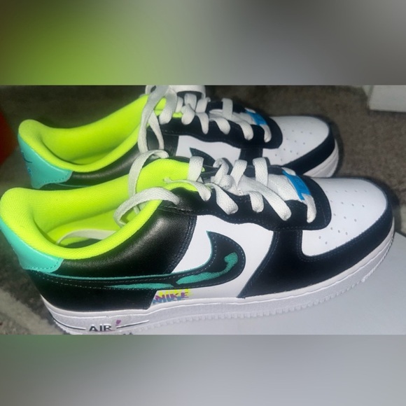 AIR FORCE 1 LV8 (GS) - Picture 2 of 5